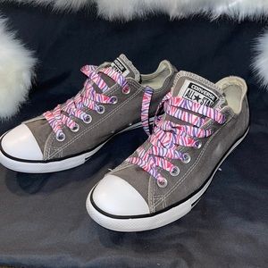 🌸 Gray Converse tennis shoes, pink &‎ purple strings mens sz 6  &  women’s …